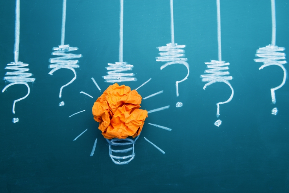 Five question marks and a light bulbs